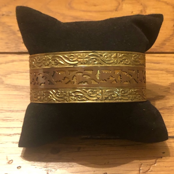 💎VTG Brass Embossed Cuff Bracelet - Picture 3 of 7